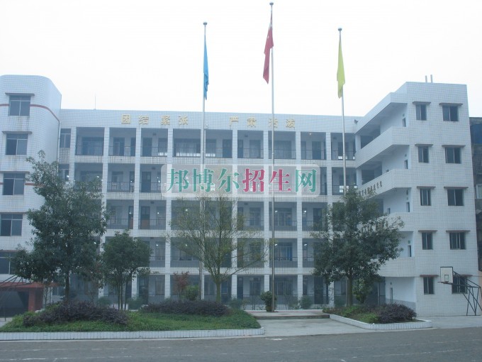 南充信息工程職業(yè)學(xué)校2016年報名條件、招生對象