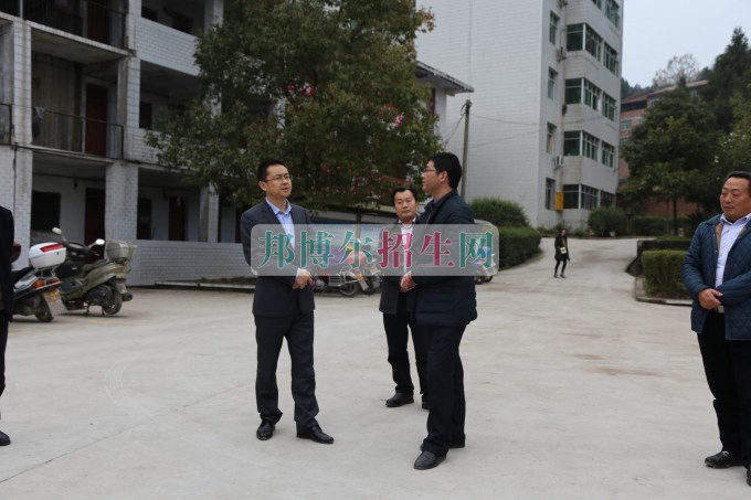 縣教科體局黨委書記、局長(zhǎng)馮遼平深入平昌縣西興職業(yè)中學(xué)調(diào)研