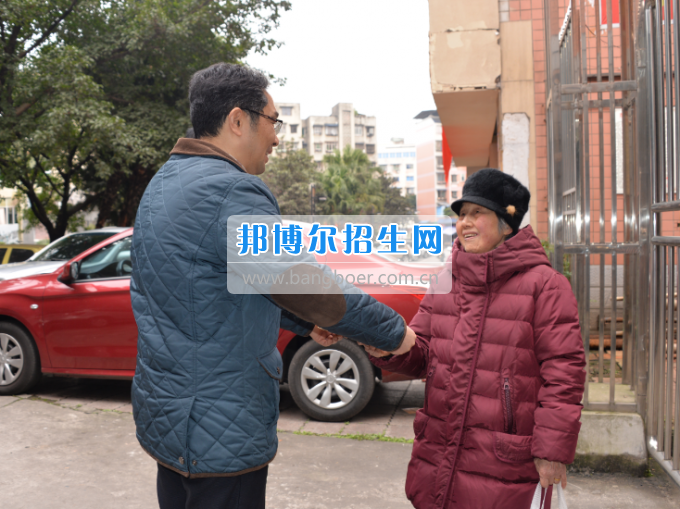 川南幼兒師范高等?？茖W(xué)校領(lǐng)導(dǎo)帶隊(duì)慰問(wèn)生活困難教職工、老黨員和老干部