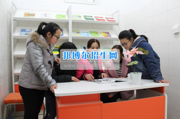 川南幼兒師范高等?？茖W(xué)校黨團(tuán)工作站、圖書漂流站在學(xué)生公寓正式運(yùn)行