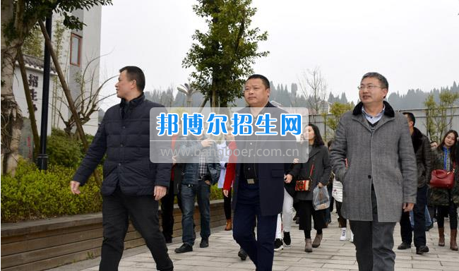 南充市建華職業(yè)中學(xué)開展“請進(jìn)來，走出去”校際交流活動