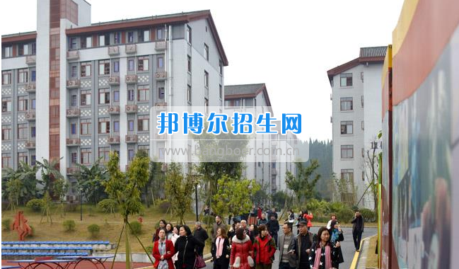 南充市建華職業(yè)中學(xué)開展“請進(jìn)來，走出去”校際交流活動