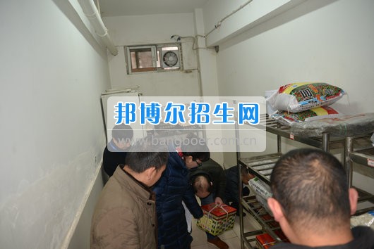 青羊區(qū)教育局機關(guān)黨委書記劉立頻赴成都市青蘇職業(yè)中專學(xué)校視察開學(xué)準備工作