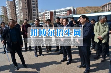 州委、州政府主要領(lǐng)導調(diào)研大理衛(wèi)校整體搬遷建設(shè)工作  2月10日下午，州委書記陳堅和州委副書記、州長楊健等領(lǐng)導蒞臨大理衛(wèi)校(大理護理職業(yè)學院)海東新校區(qū)，對學校整體搬遷項目建設(shè)情況進行實地調(diào)研，并在龍山國際會議中心主持召開推進大理衛(wèi)校(大理護理職業(yè)學院)整體搬遷建設(shè)專題會議。楊泓濤校長代表學校匯報了學校的工作情況，海開委、州衛(wèi)計委、州教育局、州財政局、州發(fā)改委、州委編辦、州人社局、州審計局等部門領(lǐng)導對大理衛(wèi)校(大理護理職業(yè)學院)整體搬遷建設(shè)情況進行了匯報說明。   會上,陳堅書記強調(diào),各主管部門要站在促進全州教育、衛(wèi)生事業(yè)發(fā)展的高度，加強協(xié)調(diào)聯(lián)動,幫助解決大理衛(wèi)校整體搬遷工作推進上的瓶頸問題,以高標準、嚴要求組織驗收和掃尾工作，保證施工安全、建筑安全及搬遷后的校園安全。楊健州長重申了實現(xiàn)整體搬遷的意義，并要求學校要在升格組建大理護理職業(yè)學院的同時，保留大理衛(wèi)校的牌子和教學優(yōu)勢，不斷提高辦學質(zhì)量，擴大辦學規(guī)模，為全州衛(wèi)生事業(yè)發(fā)展輸送更多優(yōu)質(zhì)人才。   此次調(diào)研和座談會充分體現(xiàn)了州委、州政府對于學校整體搬遷建設(shè)的高度重視，也為學校發(fā)展指明了方向。學校領(lǐng)導對州委、州政府長期以來對學校的關(guān)心和支持致以衷心的感謝，并表示將按照會議的相關(guān)要求，抓實各項搬遷準備工作，確保按時完成搬遷辦學。多措并舉做好資金籌措和師資隊伍建設(shè)，齊心協(xié)力將大理衛(wèi)校(大理護理職業(yè)學院)打造成為一所具有特色的一流高等護理職業(yè)院校。