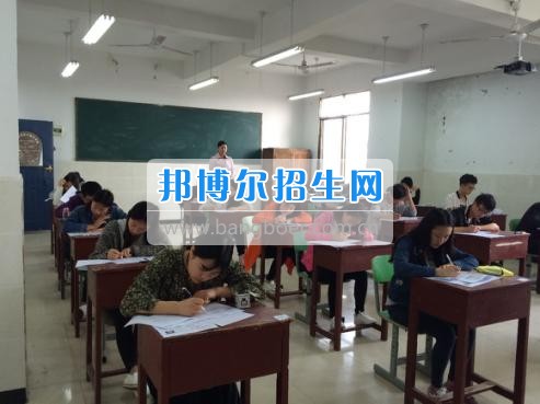 四川三河職業(yè)學(xué)院五年制轉(zhuǎn)錄考試工作圓滿結(jié)束  4月6日-7日，根據(jù)《四川三河職業(yè)學(xué)院2017年五年制轉(zhuǎn)錄考核方案》要求，2017年五年制轉(zhuǎn)錄考試在聯(lián)辦學(xué)校合江少岷職業(yè)技術(shù)學(xué)校張灣校區(qū)舉行，考試由教務(wù)處丁小林副處長組織，少岷職校有關(guān)領(lǐng)導(dǎo)共同配合開展，考試組織嚴(yán)密、紀(jì)律正常、圓滿完成了2017年五年制轉(zhuǎn)錄考試工作。