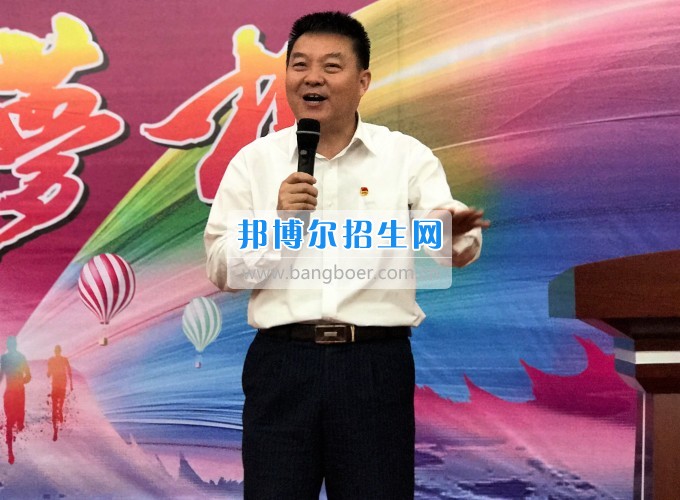 成都機電工程學(xué)校舉行2017年“五四”新團(tuán)員入團(tuán)儀式
