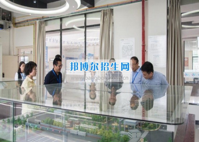 四川省一帶一路促進會會長林忠清一行來四川省經(jīng)濟管理學(xué)校參觀考察，共同商建“一帶一路國際職業(yè)教育中心”