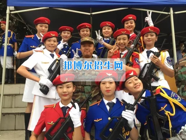 重慶海聯職業(yè)技術學院輔導員被學子贊為“心中最美”