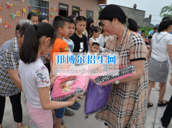 川南幼兒師范高等?？茖W校在前進村留守兒童之家舉行慶“六一“活動