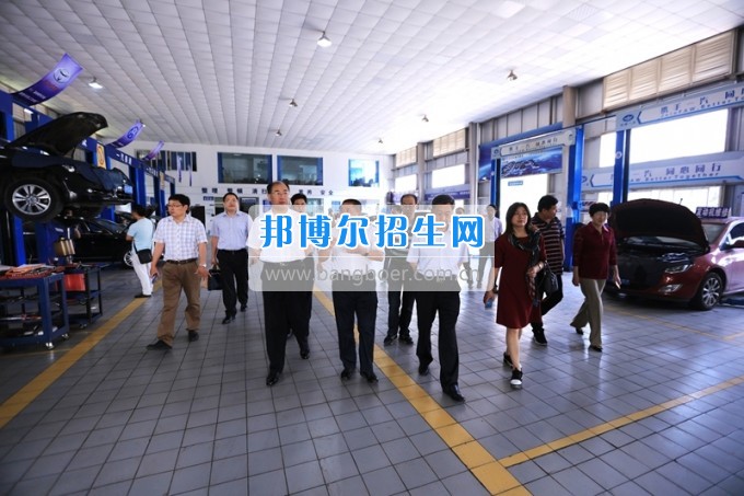 沈陽職業(yè)技術(shù)學(xué)院院長劉樹敏、濰坊工程職業(yè)學(xué)院院長高立伯一行來四川工程職業(yè)技術(shù)學(xué)院考察交流