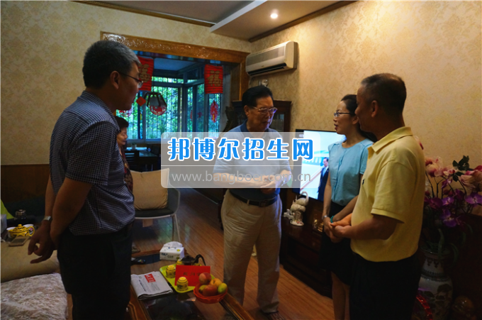 成都中醫(yī)藥大學(xué)領(lǐng)導(dǎo)走訪慰問老黨員、困難黨員和群眾代表