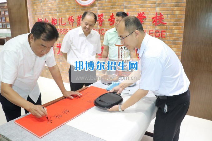 美國密歇根奧克蘭大學李樂東教授來銅仁幼兒師范高等?？茖W校交流訪問