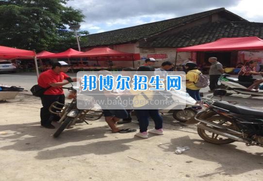 貴州大學科技學院暑期社會實踐服務團好花紅分隊深入九門村、金田村、好花紅村開展禁毒防艾宣傳