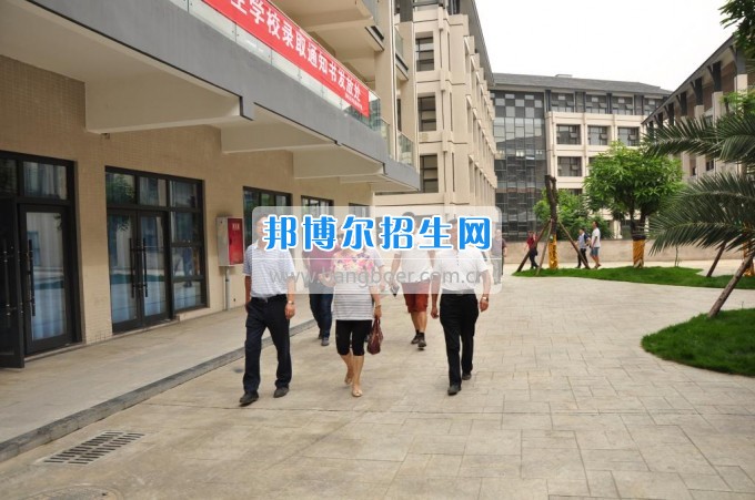 　　攀枝花學(xué)院土木工程學(xué)院副校長石維富帶隊檢查康養(yǎng)學(xué)院后勤準(zhǔn)備工作  　　7月10日，攀枝花學(xué)院土木工程學(xué)院副校長石維富帶領(lǐng)學(xué)生處、后管處、網(wǎng)計中心、后勤集團(tuán)、宣傳部、康養(yǎng)學(xué)院、花舞人間公司相關(guān)負(fù)責(zé)人一同視察了康養(yǎng)學(xué)院后勤保障準(zhǔn)備工作。  　　石維富主要檢查了學(xué)生寢室、教室、實驗室、食堂、運動場等校園環(huán)境設(shè)施的準(zhǔn)備情況。相關(guān)單位對準(zhǔn)備工作中存在的問題提出了具體整改意見。最后石維富要求相關(guān)單位積極配合花舞人間公司做好開學(xué)前準(zhǔn)備工作，并希望花舞人間公司加快工作進(jìn)度，確保在開學(xué)前各項準(zhǔn)備工作保質(zhì)保量完成。  　　