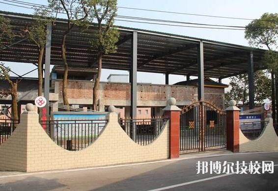 重慶工商學(xué)校2020年報名條件、招生要求、招生對象