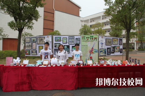學(xué)校的選擇與報(bào)考是雙向的，不光學(xué)生會(huì)選擇一所優(yōu)秀的學(xué)校報(bào)考，學(xué)校也會(huì)選擇優(yōu)質(zhì)的學(xué)生進(jìn)行錄取，讓自己的辦學(xué)更上一層樓。因此在報(bào)考前，同學(xué)們很有必要去了解一下學(xué)校的招生要求以及報(bào)名條件。下面就和小編一起來(lái)看看井岡山應(yīng)用科技學(xué)校的招生要求吧。  井岡山應(yīng)用科技學(xué)校招生對(duì)象：應(yīng)屆初中畢業(yè)生。  井岡山應(yīng)用科技學(xué)校 1.中考準(zhǔn)考證:  2.戶口本前頁(yè)及學(xué)生個(gè)人戶口頁(yè)復(fù)印件:  3.初中畢業(yè)證復(fù)印件:  4.其它享受?chē)?guó)家資助的證件。低保、殘疾等證件:  井岡山應(yīng)用科技學(xué)校簡(jiǎn)介 江西省井岡山應(yīng)用科技學(xué)校前身為江西省吉安農(nóng)業(yè)學(xué)校，創(chuàng)辦于1951年10月，是一所全日制普通中等專業(yè)學(xué)校，隸屬于吉安市農(nóng)業(yè)局。2004年4月經(jīng)江西省人民政府批準(zhǔn)，更名為江西省井岡山應(yīng)用科技學(xué)校，2009年12月經(jīng)市教育局批準(zhǔn)，增掛吉安農(nóng)業(yè)學(xué)校校牌，實(shí)行兩塊牌子一套班子。學(xué)校位于吉安市旅游風(fēng)景區(qū)----青原山，校園占地面積180畝，建筑面積7萬(wàn)余平方米，環(huán)境優(yōu)美，是一所花園式學(xué)校?，F(xiàn)有教職工245人，其中專兼職教師236人，現(xiàn)有在校學(xué)生4078人。  小編總結(jié) 不知道小伙伴們滿足以上要求了嗎?對(duì)于想要報(bào)考井岡山應(yīng)用科技學(xué)校的同學(xué)來(lái)說(shuō)，滿足招生要求只是報(bào)考的第一步哦!要確定自己會(huì)不會(huì)被錄取，就還需要對(duì)學(xué)校的錄取分?jǐn)?shù)線做好了解，歡迎大家前往邦博爾技校網(wǎng)進(jìn)行分?jǐn)?shù)線的咨詢。
