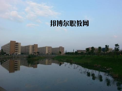 內(nèi)江鐵路機(jī)械學(xué)校2020年報(bào)名條件、招生要求、招生對(duì)象