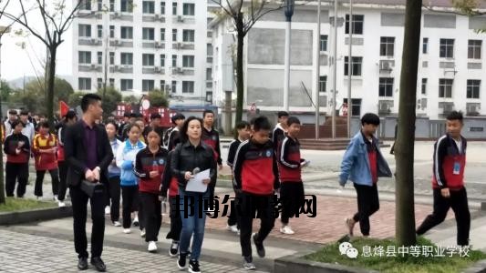 現(xiàn)在的學(xué)校是很多的，不管是高中還是中職都是一樣的多，中職學(xué)校作為國(guó)家補(bǔ)貼的重點(diǎn)，大部分同學(xué)都是要報(bào)讀的了，那如何了解中職學(xué)校呢?那就是電話聯(lián)系比較快了。  息烽縣中等職業(yè)學(xué)校原名息烽縣長(zhǎng)嶺崗高級(jí)農(nóng)業(yè)中學(xué)，1984年4月創(chuàng)辦，幾經(jīng)資源整合與遷校，現(xiàn)為一所全日制中等職業(yè)技術(shù)學(xué)校，學(xué)校主要承擔(dān)中等職業(yè)教育、電大學(xué)歷教育、教師培訓(xùn)、農(nóng)轉(zhuǎn)培等教育教學(xué)任務(wù)。  息烽縣職業(yè)技術(shù)學(xué)校2020年招生辦聯(lián)系電話 息烽縣職業(yè)技術(shù)學(xué)校招生辦電話：0851-87723110  息烽縣職業(yè)技術(shù)學(xué)校招生辦地址：息烽縣永靖鎮(zhèn)福利橋路22號(hào)  息烽縣職業(yè)技術(shù)學(xué)校拓展閱讀 現(xiàn)一期工程實(shí)際建設(shè)情況如下：教學(xué)樓2棟，建筑面積8820.4㎡，最大容量3140人;實(shí)訓(xùn)樓3棟，建筑面積20678.3㎡;圖書(shū)辦公樓建筑面積12084.9㎡;學(xué)生宿舍2棟，建筑面積10761.8㎡，280間標(biāo)準(zhǔn)套間，最大容量2200人;400米塑膠形環(huán)跑道標(biāo)準(zhǔn)足球場(chǎng)一塊，19000㎡,塑膠籃球場(chǎng)2塊、排球場(chǎng)1塊,2760㎡;實(shí)木文化長(zhǎng)廊與校園內(nèi)泥清路面及綠化景觀設(shè)施已完工。目前新校區(qū)已完成投資1.8億元。二期工程1200座席會(huì)議中心(禮堂)正在啟動(dòng)建設(shè)中，建設(shè)面積2800㎡，預(yù)計(jì)2017年3月投入使用。  依據(jù)國(guó)家及省市免學(xué)費(fèi)及資助政策的支持，全校學(xué)生100%享受免學(xué)費(fèi)，20%的學(xué)生經(jīng)評(píng)比享受?chē)?guó)家每年2000元的助學(xué)金資助;對(duì)于“建檔立卡”的農(nóng)村貧困家庭的學(xué)生實(shí)施精準(zhǔn)扶貧政策，每年享受扶貧專(zhuān)項(xiàng)助學(xué)金1000元及教科書(shū)、住宿費(fèi)補(bǔ)助900元。解決了我校貧困家庭學(xué)生學(xué)習(xí)與生活上的困難。  通過(guò)融入“校企合作”的理念，促使我校與廈門(mén)天馬企業(yè)展開(kāi)了合作。該企業(yè)通過(guò)開(kāi)設(shè)“冠名班”的形式，對(duì)“三好學(xué)生”及貧困家庭學(xué)生分別設(shè)置每年專(zhuān)項(xiàng)獎(jiǎng)勵(lì)500元與困難補(bǔ)助500元，鼓勵(lì)我校電子專(zhuān)業(yè)學(xué)生更加勤奮刻苦學(xué)習(xí)。  通過(guò)“引企入校”的合作辦學(xué)模式，以“工學(xué)結(jié)合”方式開(kāi)展理實(shí)教學(xué)，讓汽修等專(zhuān)業(yè)學(xué)生在確實(shí)提升專(zhuān)業(yè)技能的同時(shí)獲取一定收入，享受企業(yè)的生活補(bǔ)助等。解決了一些貧困家庭學(xué)生學(xué)習(xí)與生活上的困難。  自己打電話咨詢吧，同學(xué)們，基本的信息情況老師都是會(huì)給你講解的，只是如果是需要面試才能報(bào)名的專(zhuān)業(yè)，同學(xué)們還是自己到學(xué)校咨詢會(huì)比較好一點(diǎn)的哦。