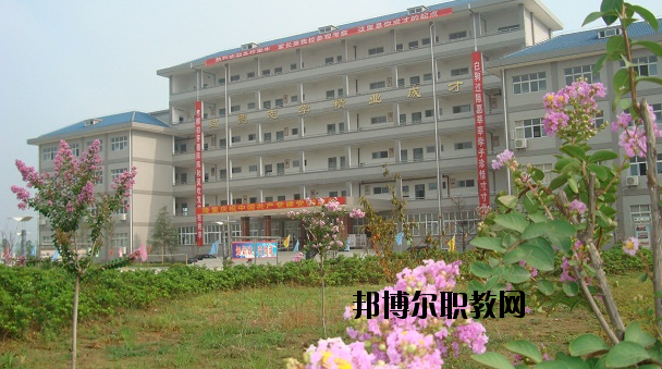 鄂州經(jīng)貿(mào)學(xué)校2020年報(bào)名條件、招生要求、招生對(duì)象