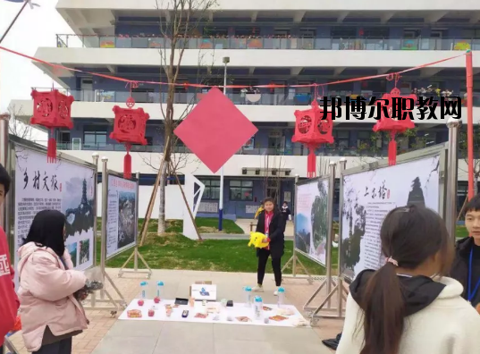 每一所學(xué)校開設(shè)的專業(yè)都是不一樣的，這是因為學(xué)校在一開始的時候所擁有辦學(xué)條件就是不一樣的。有的學(xué)校之所以可以開設(shè)這個專業(yè)，那是因為學(xué)校擁有這方面的教學(xué)資源，例如教學(xué)設(shè)施、師資力量等等，而不具備這個條件的話，學(xué)校也是不能開設(shè)該專業(yè)的。  信豐星泓職業(yè)學(xué)校招生專業(yè) 機電技術(shù)應(yīng)用、食品生物工藝、旅游服務(wù)與管理、電子商務(wù)、計算機平面設(shè)計。  信豐星泓職業(yè)學(xué)校簡介 江西信豐星泓職業(yè)學(xué)校位于江西省信豐縣工業(yè)園新陽路，是江西新泓教育投資有限公司投資三個億精心建造的重慶市行知教育集團傾情打造的高檔次教育產(chǎn)業(yè)園，2019年7月竣工，2019年8月25日開學(xué)。  信豐星泓職業(yè)學(xué)校辦學(xué)條件 學(xué)校占地面積173畝，校舍建筑面積40000平方米，學(xué)校教學(xué)科研設(shè)備總值達2000多萬元，開設(shè)的專業(yè)有：食品生物工藝、計算機平面設(shè)計、機電技術(shù)應(yīng)用(工業(yè)機器人)、旅游服務(wù)與管理、電子商務(wù)。  小編總結(jié) 看過信豐星泓職業(yè)學(xué)校開設(shè)的專業(yè)以后，同學(xué)們有沒有找到自己喜歡的專業(yè)呢?我們可以看到這所學(xué)校開設(shè)的專業(yè)包括有機電技術(shù)應(yīng)用、食品生物工藝、旅游服務(wù)與管理、電子商務(wù)、計算機平面設(shè)計等，都是在當下比較熱門的專業(yè)，是比較好就業(yè)的。