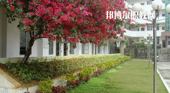 廣西輕工技師學(xué)院2020年報名條件、招生要求、招生對象