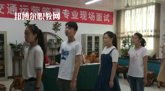 問：蘭州紅古區(qū)職教中心怎么樣、好不好?  答：紅古區(qū)職業(yè)教育中心是一所以培養(yǎng)實(shí)用技術(shù)人才為特點(diǎn)的公辦學(xué)校，地處蘭州市紅古區(qū)政府所在地海石灣。中心始終堅(jiān)持以服務(wù)為宗旨，以就業(yè)為導(dǎo)向的辦學(xué)方針，面向市場開辦專業(yè)。學(xué)校擁有設(shè)施先進(jìn)、配備精良的汽修、鉗工、電子、鋼琴、舞蹈、美術(shù)、計(jì)算機(jī)等實(shí)訓(xùn)室。近年來學(xué)校教育教學(xué)質(zhì)量穩(wěn)步提高,連續(xù)三年獲得蘭州市中職學(xué)校教育教學(xué)質(zhì)暈優(yōu)秀獎(jiǎng)。  蘭州紅古區(qū)職教中心升學(xué) 我校分別與蘭州職業(yè)技術(shù)學(xué)院、白銀礦治職業(yè)技術(shù)學(xué)院、甘肅林業(yè)職業(yè)技術(shù)學(xué)院、平?jīng)雎殬I(yè)技術(shù)學(xué)院、甘肅畜牧工程職業(yè)技術(shù)學(xué)院簽訂了中高職一體化聯(lián)合辦學(xué)協(xié)議，學(xué)生在校學(xué)習(xí)兩年，參加高校轉(zhuǎn)段測試，成績合格升入聯(lián)辦高校學(xué)習(xí)三年，畢業(yè)后發(fā)放國家承認(rèn)(統(tǒng)招)的畢業(yè)證書。  蘭州紅古區(qū)職教中心設(shè)施 設(shè)有計(jì)算機(jī)實(shí)訓(xùn)室3個(gè)，共計(jì)計(jì)算機(jī)百余臺(tái)，開通了校園網(wǎng)、電信光纖接入互聯(lián)網(wǎng)，并建成了獨(dú)立域名的校園網(wǎng)站。學(xué)習(xí)有普通機(jī)床車間、數(shù)控實(shí)訓(xùn)室、車工實(shí)訓(xùn)室、電子電工實(shí)訓(xùn)室、家電整機(jī)實(shí)訓(xùn)室、器材室，兩個(gè)面積130平方米的舞蹈實(shí)訓(xùn)室和兩個(gè)美術(shù)創(chuàng)作室。  蘭州紅古區(qū)職教中心拓展閱讀 為了使職業(yè)教育穩(wěn)步發(fā)展，學(xué)校實(shí)行了“校校合作”、“校企合作”、“工學(xué)結(jié)合”的辦學(xué)模式，在經(jīng)濟(jì)發(fā)達(dá)地區(qū)全力打造就業(yè)實(shí)習(xí)基地，安排畢業(yè)生在上海、南京、安徽、蘇州等地區(qū)就業(yè)。為了培養(yǎng)學(xué)生的就業(yè)能力，開展了學(xué)生以社會(huì)實(shí)踐為主，旨在增強(qiáng)學(xué)生提前了解企業(yè)生產(chǎn)、管理、工作強(qiáng)度等為內(nèi)容的“工學(xué)結(jié)合”活動(dòng)，收到了良好的效果。“工學(xué)結(jié)合”實(shí)踐活動(dòng)解決了困難家庭學(xué)生上學(xué)難的問題。  在學(xué)校的時(shí)光是很有限的，你要懂得珍惜。不僅僅在學(xué)業(yè)上有所提升，也要不斷的提升個(gè)人的魅力，社會(huì)是一個(gè)需要有能力有遠(yuǎn)見人才的體系，如果你有目標(biāo)和理想，也會(huì)更加的有學(xué)習(xí)的動(dòng)力，對(duì)企業(yè)來說，有主見的人才更受人歡迎。