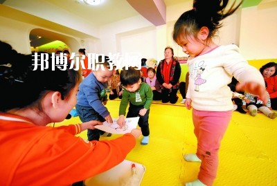 隨著二胎政策的放寬，我國新生兒的數(shù)量明顯增多，這也說明，在未來的很長一段時間里，幼師都是一個非常受歡迎的行業(yè)，而四川是座發(fā)展迅速，有深厚文化底蘊的城市，自然是受到很多同學(xué)喜愛，近日，就會問小編關(guān)于四川讀幼師學(xué)校好不好?那接下來，小編就給大家介紹一下四川幼師學(xué)校，如果你有更多疑問，歡迎點擊右側(cè)的咨詢欄與我們交流。  四川讀幼師的就業(yè)前景 就業(yè)容易，畢業(yè)學(xué)生不愁“嫁”盡管當(dāng)前就業(yè)形勢嚴(yán)峻，各地大學(xué)生就業(yè)難度大，但許多城市的學(xué)前教育專業(yè)畢業(yè)生并未受影響，反而逆勢上漲，待遇也比往年有所提高。近年來，由于幼兒園發(fā)展的需要，很多單位幼兒教師奇缺，連男老師也變得搶手起來。學(xué)前、初教專業(yè)畢業(yè)生不愁“嫁”，甚至有很多幼教機構(gòu)到學(xué)校預(yù)約、搶簽畢業(yè)生，幼教人才受歡迎程度可見一斑。  四川讀幼師的優(yōu)勢 幼教項目的穩(wěn)定性強，不受市場沖擊，打造終身產(chǎn)業(yè)?，F(xiàn)階段，無論是從國家教育改革發(fā)展的全局出發(fā)，還是從目前有關(guān)民辦學(xué)前教育的法律法規(guī)政策等方面來看，民辦學(xué)前教育發(fā)展?jié)摿Χ际志薮蟆Ｆ浯?，成就子女未來。選擇了幼教工作，可以讓我們更懂得如何教育子女，對自己未來孩子接收良好的家庭教育有著十分重要的促進作用。女性投身幼教行業(yè)后，長期接受最先進的幼教理念和適合中國幼兒的各類課程，繼而在對自己子女的教育觀念和方法上也會更科學(xué)，為孩子今后的發(fā)展奠定更好的基礎(chǔ)。  德陽科貿(mào)職業(yè)學(xué)院幼師升學(xué)班學(xué)前教育專業(yè)介紹 本專業(yè)順應(yīng)國家“幼有所育”學(xué)前教育決策和學(xué)前教育專業(yè)人才極度短缺的社會需求而設(shè)，是一個綜合性較強的專業(yè)，涵蓋0-6歲兒童的教育，作為人生起點教育的學(xué)前教育專業(yè)對人的一生的發(fā)展和教育起著重要的奠基作用。本專業(yè)緊密對接各級各類幼兒園和早期教育機構(gòu)等實施合作辦學(xué)、合作育人，強化“四能”特長(彈唱、舞蹈、美術(shù)、游戲)、“五會”素養(yǎng)(保育、保健、教育、溝通、管理)，致力于培養(yǎng)新時代“有愛心、有耐心、有恒心、有責(zé)任心”的學(xué)前教育人才。  培養(yǎng)目標(biāo)：本專業(yè)培養(yǎng)以立德樹人為己任，具有良好的職業(yè)道德、專業(yè)素養(yǎng)、協(xié)作精神、溝通能力和創(chuàng)新意識，擁有先進的幼兒教育理念，具有較扎實的學(xué)前教育的專業(yè)知識與專業(yè)技能，具備較強的幼兒保教能力，從事幼兒園教育教學(xué)、保育保健工作的高素質(zhì)應(yīng)用型人才。  核心課程：學(xué)前教育學(xué)、學(xué)前兒童心理學(xué)、幼兒游戲理論與實踐、幼兒行為觀察、幼兒園五大領(lǐng)域教育、學(xué)前衛(wèi)生學(xué)、聲樂、鋼琴、舞蹈、美術(shù)、幼兒歌曲彈唱、幼兒舞蹈創(chuàng)編、幼兒園班級管理、幼兒手工、家庭教育等。  職業(yè)前景：習(xí)近平總書記在“黨的十九大”上指出：“增進民生福祉是發(fā)展的根本目的。必須多謀民生之利、多解民生之憂，在發(fā)展中補齊民生短板、促進社會公平正義，在幼有所育、學(xué)有所教上不斷取得新進展。”  2019年教育部《2018年全國教育事業(yè)發(fā)展統(tǒng)計公報》顯示，2018年全國共有幼兒園26.67萬所，比上年增加1.17萬所，增長4.60%; 在園幼兒4656.42萬人，比上年增加56.28萬人;學(xué)前教育毛入園率達到81.7%，比上年提高2.1%，且0-6歲兒童超過1億，幼兒園專任教師258.14萬人。按照國家對學(xué)前教育師幼比(1:5)的規(guī)定，幼兒園專任教師的缺口高達673萬多。學(xué)前教育專業(yè)人才就業(yè)前景非常廣闊。  就業(yè)崗位：幼兒園教師、幼兒保育員、幼兒保健教師、早期教育教師。  獲取資格證書：幼兒園教師資格證、普通話水平證書(二甲及以上)  專業(yè)實訓(xùn)室：幼兒保育實訓(xùn)室、幼兒衛(wèi)生保健實訓(xùn)室、仿真幼兒園、幼兒手工制作實訓(xùn)室、幼兒美術(shù)實訓(xùn)室、聲樂實訓(xùn)室、形體舞蹈實訓(xùn)室、鋼琴實訓(xùn)室、游戲與感統(tǒng)實訓(xùn)室、繪本實訓(xùn)室、蒙臺梭利教育實訓(xùn)室、奧爾夫音樂實訓(xùn)室等。  專業(yè)實踐基地：廣漢市第三幼兒園、廣漢市雒城鎮(zhèn)第四幼兒園、廣漢市西外中心幼兒園、德陽市旌南幼兒園、德陽市黃河?xùn)|路幼兒園、四川師范大學(xué)實驗幼兒園、四川師范大學(xué)附屬啟夏幼兒園、成都市武侯區(qū)福錦幼兒園、崇州市虹橋歡樂谷幼兒園、岳池知恩行幼兒園、西充縣青葵幼兒園等。  上面關(guān)于四川讀幼師學(xué)校好不好?小編介紹了，小編覺得不管是讀什么學(xué)校都是要從多方面來考慮的，要看行業(yè)的發(fā)展前景怎么樣，還要看這個專業(yè)到底適不適合自己，就好像幼師學(xué)校，一定要學(xué)好小孩子才可以去讀，因為這個專業(yè)將來出來不管做什么工作，都是要和小朋友待在一起的。如有更多問題，歡迎咨詢邦博爾網(wǎng)。