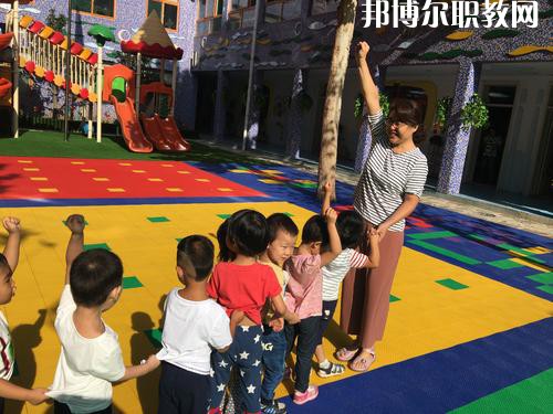 隨著我國人口基數(shù)的大幅上漲，我國幼兒園的數(shù)量呈現(xiàn)逐年遞增的趨勢，但符合現(xiàn)在教育標(biāo)準(zhǔn)的專業(yè)性幼兒教師卻少之又少，所以說幼兒教師行業(yè)是現(xiàn)目前非常有發(fā)展前途的行業(yè)之一。近日就有不少同學(xué)咨詢小編關(guān)于成都女生讀幼師學(xué)校學(xué)什么專業(yè)好?女生若是想學(xué)幼師類專業(yè)，可以選擇的專業(yè)方向是很多的，在這里就給大家介紹一下。  學(xué)前教育專業(yè)就業(yè)前景 在早期教育方面，0-3歲是人的一生中發(fā)展最重要的時期。一個人的學(xué)習(xí)能力的50%是在生命的頭4年中發(fā)展起來的，初生嬰兒的腦發(fā)育比15歲孩子快1000倍。很多思想和智力是在3歲前打下基礎(chǔ)的。0-3歲是嬰幼兒成長的關(guān)鍵期：最初的身體素質(zhì)、智力發(fā)展、個性品質(zhì)的形成于發(fā)展都是從這里開始的。越來越多的家長開始接受并重視早期教育，早期教育在我國經(jīng)過10余年的發(fā)展已經(jīng)形成相當(dāng)?shù)囊?guī)模，不僅是大城市，就算是三、四線城市也隨處可見大大小小的“親子園”“親子中心”“早教中心”等早教機(jī)構(gòu)，但專業(yè)的早期教育師資嚴(yán)重不足。  學(xué)前教育專業(yè)就業(yè)崗位 1、教師或兒童顧問;  2、兒童發(fā)展評估和指導(dǎo)人員、兒童教育和衛(wèi)生發(fā)展政策制定者、兒童教育咨詢專家——在有關(guān)政府機(jī)關(guān)、各大醫(yī)院的兒科門診工作;  3、兒童專欄節(jié)目采編人員——在報(bào)社、雜志社、電臺電視臺等媒體工作;  4、各類兒童用品開發(fā)的專業(yè)顧問或市場調(diào)查和分析專業(yè)人士等。  幼師專業(yè)介紹 培養(yǎng)目標(biāo)：本專業(yè)培養(yǎng)熱愛幼兒教育事業(yè)，能適應(yīng)幼兒教育改革與發(fā)展的需要，關(guān)愛幼兒，有良好的師德、寬厚的科學(xué)文化知識和扎實(shí)的學(xué)前教育專業(yè)理論，具有過硬的專業(yè)技能、教育能力及教育研究的意識和能力，綜合素質(zhì)高，能在托幼機(jī)構(gòu)從事0-6歲保教、管理工作的幼兒教師。  核心課程：舞蹈，視唱，琴法，樂理，聲樂，美術(shù)，鍵盤和聲與伴奏，幼兒歌曲伴奏，玩教具制作，教師口語，教師禮儀，幼兒游戲與主持，幼兒教育學(xué)，兒童文學(xué)，幼兒衛(wèi)生與保健，幼兒心里學(xué)，幼師英語，珠心算等。  女生讀學(xué)前教育怎么樣 學(xué)前教育前景不錯，對女孩來說尤其是不錯的選擇。特別是有品牌的幼兒園，十分吃香。  隨著我國幼教事業(yè)的迅速發(fā)展，對于幼兒教師和管理人員的需求驟增，幼師專業(yè)的畢業(yè)生供不應(yīng)求。盡管今年來全國各地一些院校增建了學(xué)前教育專業(yè)來培養(yǎng)幼兒教師，仍然不能滿足整個社會的需求。  國家中長期教育改革和發(fā)展規(guī)劃綱要(2010-2020年)中指出，到2020年，普及學(xué)前一年教育，基本普及學(xué)前兩年教育，重視0至3歲嬰幼兒教育。大力發(fā)展公辦幼兒園，積極扶持民辦幼兒園。嚴(yán)格執(zhí)行幼兒教師資格標(biāo)準(zhǔn)，依法落實(shí)幼兒教師地位和待遇。  上面關(guān)于成都女生讀幼師學(xué)校學(xué)什么專業(yè)好，小編給大家介紹了。幼教專業(yè)現(xiàn)在已經(jīng)成為了當(dāng)代女生選擇的熱門的教育行業(yè)之一。因?yàn)橛讕熓呛⒆映砷L關(guān)鍵的存在，越來越多的孩子需要受到教育，幼兒教師在今后的道路是很寬廣的。對于女生來說，幼師專業(yè)還是不錯的，因?yàn)閷韽氖鹿ぷ魃蠒性S多優(yōu)勢，比較好就業(yè)。