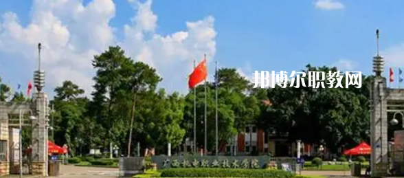 南寧高職?？圃盒Ｅ琶?0強(qiáng)