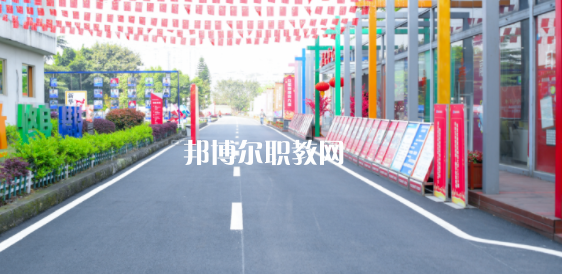 重慶新華電腦學(xué)校地址在哪里，哪個(gè)地區(qū)，哪個(gè)城市?