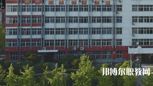 開灤技師學院招生計劃?每年學校在招生季節(jié)都會公布自己的招生計劃，那么學生們在對學校所進行選擇的時候，是可以具體看看一所學校的招生計劃，然后再看看學校所公布的招生要求是否是自己可以滿足的，從而決定對學校的報讀。  一、開灤技師學院招生計劃一覽表 二、開灤技師學院招生情況 1、開灤技師學院招生條件、要求  身高:1.55米以上。  體重:不低于50公斤，高限不超過標準體重的50%。  視力:裸眼視力左右均在4.7(含47)以上，砂眼左右無第二期三個“十”者，無色弱、色盲者。  耳病:無化膿性中耳炎者。  聽力:左右兩側(cè)均大于80%(包括80%分貝)。  鼻病:無萎縮性鼻炎及較重肥大性鼻炎者。  血壓:90mmHg<收縮壓<140mmHg、60mmHg<舒張壓<90mmHg  心臟:二級收縮期雜音以下和心率在90次/分以下者。  肺臟:無慢性支氣管炎 支氣管哮喘、肺結(jié)核、結(jié)核性胸膜炎等呼吸系統(tǒng)慢性病。  腹部無任何腫物和肝、脾不腫大者(肝大一公分以內(nèi)功能正常者除外)。  對紋身者,面部、頸部紋身直徑不超過2cm，著短裝身體其他裸露部位直徑不超過3cm。面部、頸部紋身直徑超過2cm或其他部位超過3cm的，不合格;如本人能夠積極處理，可視為合格。  輔助檢查、胸透、化驗正常者。  其他:無殘疾、無駝背、無畸形、無較重之扁平足或拇指外翻 無腿部或精索靜脈曲張者,無難治或面積較大之皮膚疾病,無痔或漏者，無疝氣者，無多發(fā)性淋巴腺腫大者，無較重慢性病者，無不適合招錄崗位所要求的身體條件者。  2、開灤技師學院招生對象  中考生和往屆生，  三、開灤技師學院簡介 學校服務(wù)河北省能源、裝備制造等傳統(tǒng)產(chǎn)業(yè)升級，服務(wù)京津冀產(chǎn)業(yè)智慧化水平提升的發(fā)展需求，瞄準河北省新興產(chǎn)業(yè)、現(xiàn)代服務(wù)業(yè)創(chuàng)新發(fā)展戰(zhàn)略，對接能源(煤炭)，裝備制造、現(xiàn)代服務(wù)業(yè)等產(chǎn)業(yè)設(shè)置專業(yè)，開設(shè)電氣自動化設(shè)備安裝與維修、煤礦技術(shù)、電子商務(wù)、計算機網(wǎng)絡(luò)技術(shù)等專業(yè)16個。  2020年突出發(fā)展現(xiàn)代服務(wù)業(yè)的要求，增設(shè)《幼兒教育》專業(yè)。經(jīng)過幾年發(fā)展，逐步形成“裝備制造業(yè)與現(xiàn)代服務(wù)業(yè)共同主導、傳統(tǒng)產(chǎn)業(yè)與新興產(chǎn)業(yè)雙輪驅(qū)動的發(fā)展格局”相適應的專業(yè)布局。  四、開灤技師學院口碑 校友評價：開灤技師學院地理位置優(yōu)越，交通十分方便。  校友評價：開灤技師學院畢業(yè)生就業(yè)前景光明。