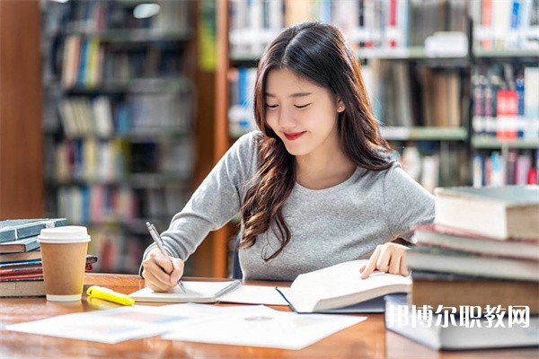 江蘇哪里的技工學(xué)校能讀美發(fā)與形象設(shè)計(化妝造型設(shè)計方向)專業(yè)