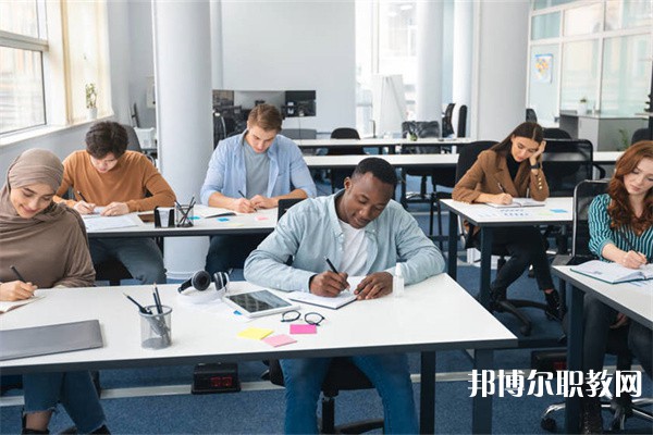 山東哪里的技工學(xué)校能讀工業(yè)機器人應(yīng)用與維護(hù)專業(yè)