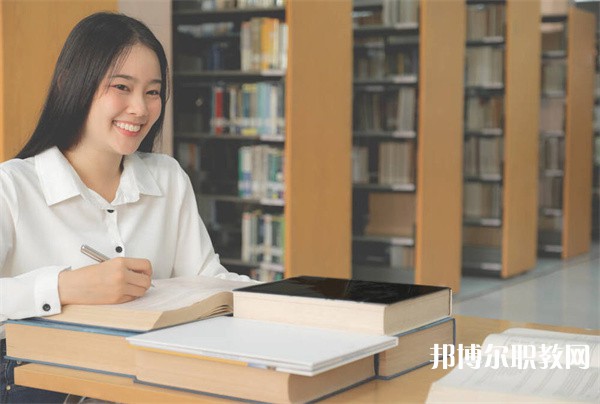 河南哪里的技工學校能讀高鐵乘務專業(yè)