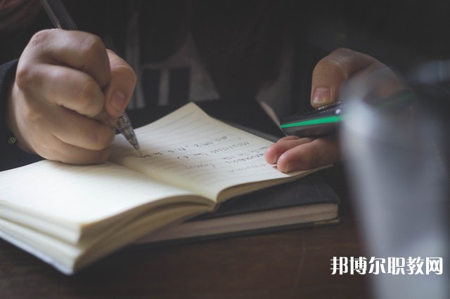 河南哪里的中職學(xué)校能讀裝潢與廣告設(shè)計(jì)專(zhuān)業(yè)
