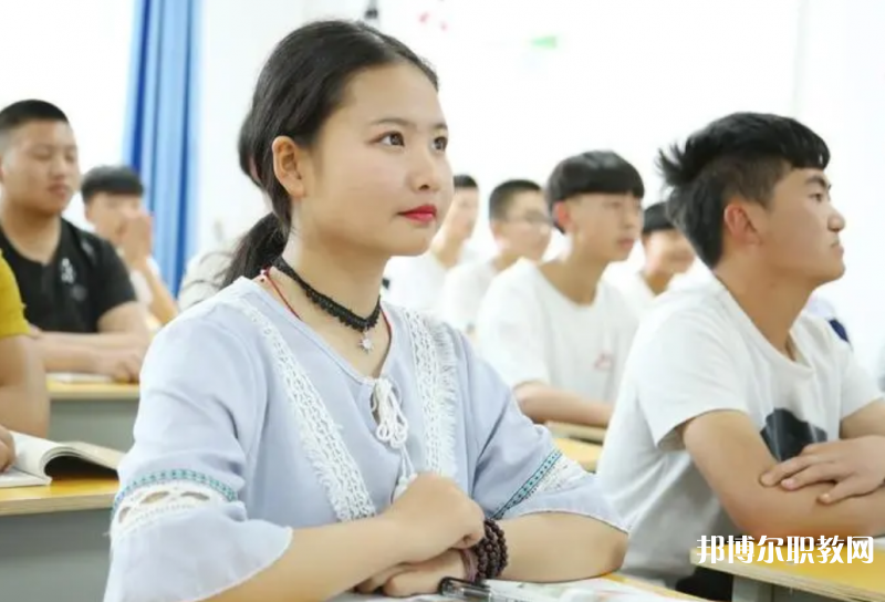 四川2024年上中專學(xué)?？刹豢梢钥即髮W(xué)