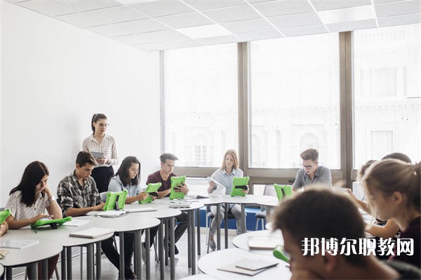 廣西哪里的職業(yè)學校能讀飯店服務(wù)與管理專業(yè)