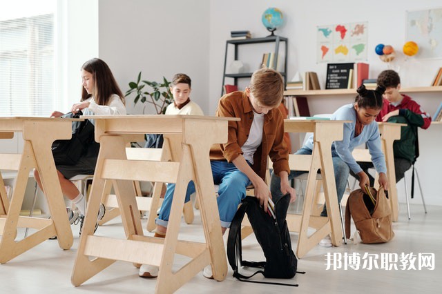 廣西哪里的職業(yè)學(xué)校能讀網(wǎng)頁(yè)平面設(shè)計(jì)專(zhuān)業(yè)