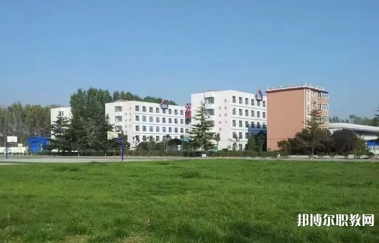 青島博愛成人中等專業(yè)學(xué)校地址，乘車路線