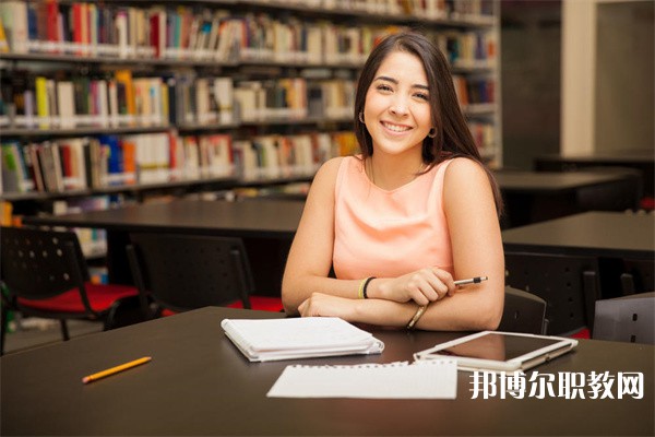 廣西哪里的職教中心能讀旅游服務與管理(導游、休閑農(nóng)業(yè)方向)專業(yè)